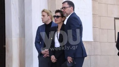 Κηδεία Κατερίνα Χέλμη: Συντετριμμένη με κόκκινα μάτια η Ευδοκία Ρουμελιώτη - Την κρατούσε ο σύζυγός της