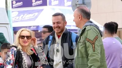 Mε εντυπωσιακό μακρύ παλτό και σακούλες στα χέρια - Η χαλαρή βόλτα της Μπεκατώρου με το σύζυγό της