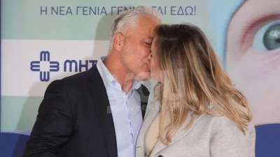 Με τον γιο του στο ένα χέρι και την Ανίτα στην αγκαλιά του - Το τρυφερό φιλί του Χριστόπουλου στην Μπραντ έξω από το μαιευτήριο