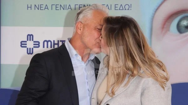 Με τον γιο του στο ένα χέρι και την Ανίτα στην αγκαλιά του - Το τρυφερό φιλί του Χριστόπουλου στην Μπραντ έξω από το μαιευτήριο