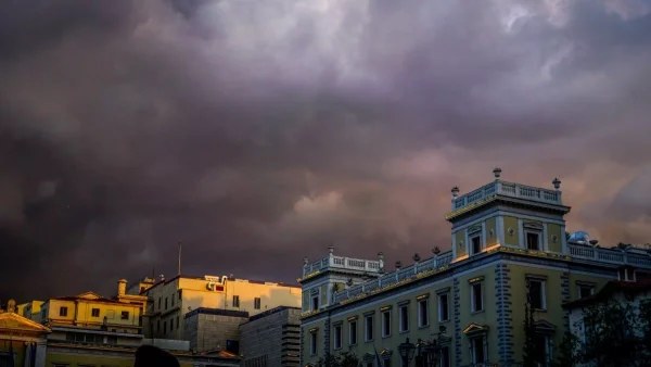 Καιρός 10/4: Προειδοποιεί η ΕΜΥ - Σποραδικές καταιγίδες θα εκδηλωθούν αρχικά...