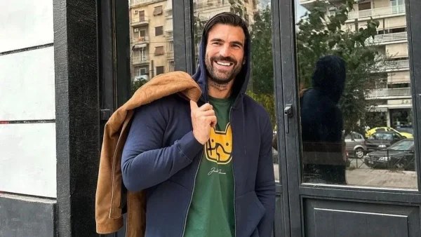 Πατέρας και γιός εν δράση - Η νέα φωτογραφία του Δημήτρη Αλεξάνδρου με το μωρό στο Κάιρο
