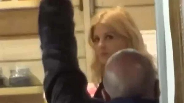 Ερωτευμένη στα στενά της Μυκόνου η Έλενα Ράπτη - Βίντεο από τις τρυφερές στιγμές με τον νέο της σύντροφο