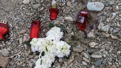 Εικόνες που ανατριχιάζουν: Στόλισαν τον Επιτάφιο με 57 λευκά αγγελάκια για τα θύματα της τραγωδίας στα Τέμπη