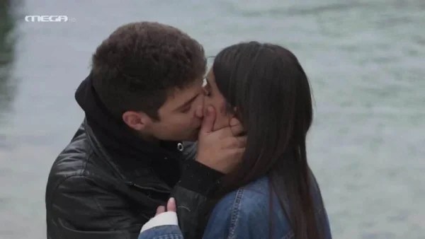 Γη της Ελιάς: «Κλείνει αυτός ο κύκλος...» - Η φωτογραφία με το φιλί που επιβεβαιώνει την αποχώρηση "βόμβα" από την σειρά του MEGA