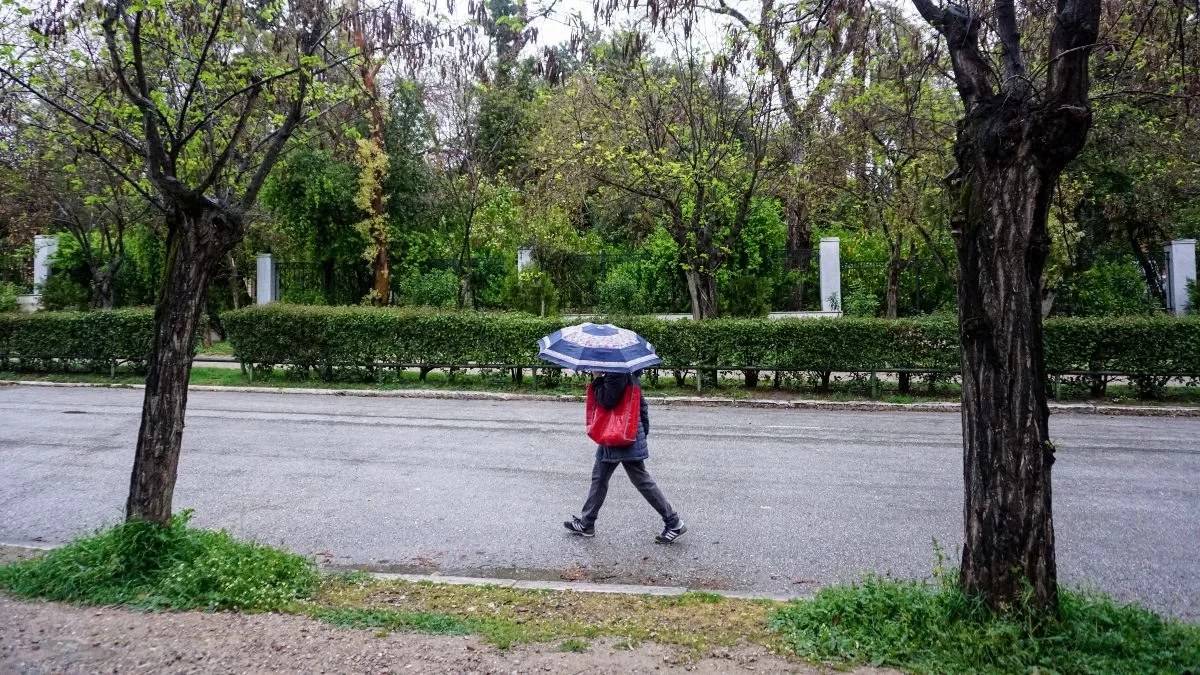 Αντί για μαγιό, βγάλτε ομπρέλες - Τι λένε τα Μερομήνια για τις πρώτες εβδομάδες του Ιουνίου