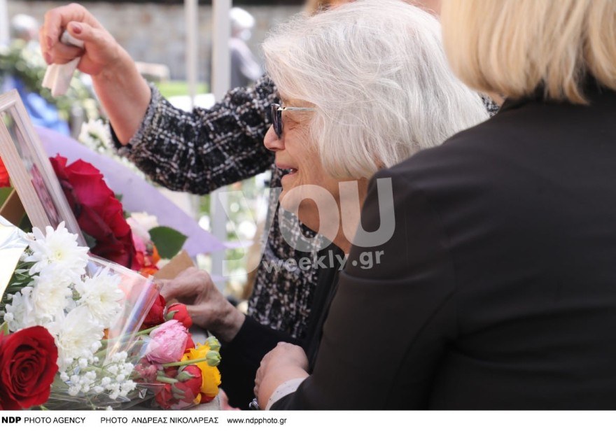 Κηδεία Μυρσίνης Ζορμπά θρήνος
