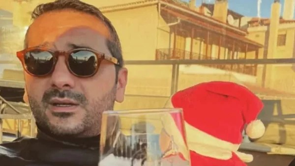 Για πρώτη φορά το πρόσωπο του γιου του - Xαμογελούσε ο μπέμπης στην αγκαλιά του Κουτσόπουλου