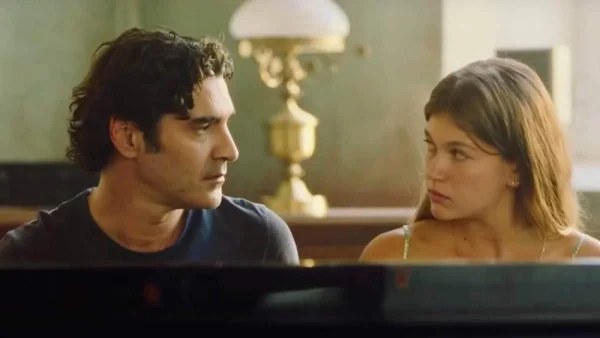 Maestro: Σε προχωρημένη εγκυμοσύνη με την κοιλιά τούρλα - Διέρρευσε υλικό από τα γυρίσματα του 2ου κύκλου