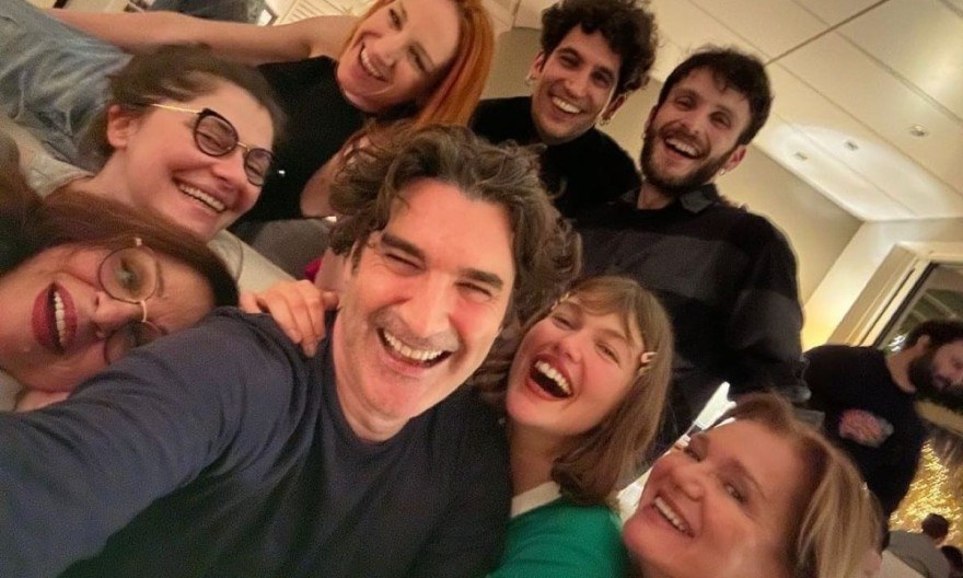 Η ανάρτηση του Παπακαλιάτη με το cast του Maestro