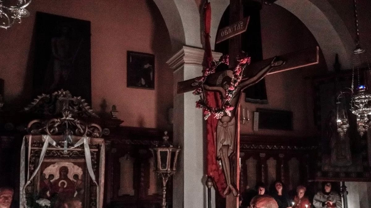 Μεγάλη Παρασκευή: Τι συμβολίζει η σημερινή ημέρα - Απαγορεύεται ρητά να...