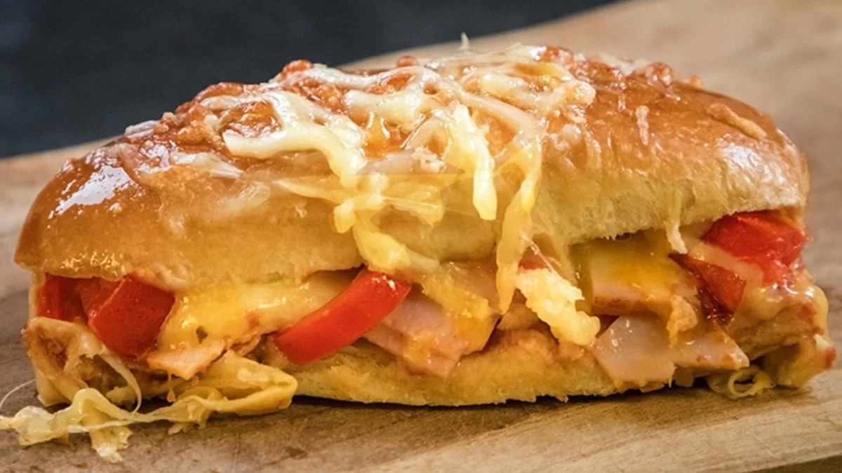Ότι πρέπει για το πικνίκ της Πρωτομαγιάς: Pizza sandwich με τυρί και σαλάμι - Έτοιμο σε 5 λεπτά