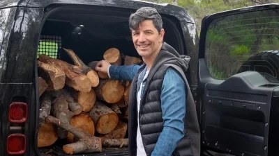 Σάκης Ρουβάς: «Τι λέει η Κάτια;» - Το "καυτό" φιλί με μελαχρινό μοντέλο για τις ανάγκες video clip
