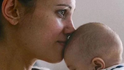Μαμά και κόρη αχώριστες - Η Συνατσάκη έκανε γύρισμα και παράλληλα κράταγε τη μικρή Ολίβια