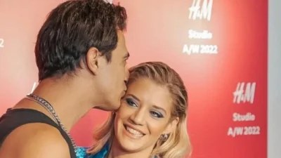Με τεράστια τριώροφη τούρτα - Συγκινημένοι η Θεωνά & ο Αναστασιάδης στα γενέθλια του γιου τους