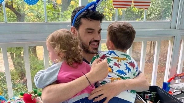 Με τεράστιο αίθριο που βλέπει στην θάλασσα και μεγάλο κήπο γεμάτο παιδικά παιχνίδια - Φωτογραφίες από το σπίτι του Παντελή Τουτουντζή και του συζύγου του