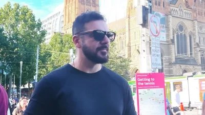«Δόξα το Θεό τα μαλλιά μου έχουν βγει» - Κόλαφος ο Τριαντάφυλλος κατά του αρχισυντάκτη του Survivor All Star