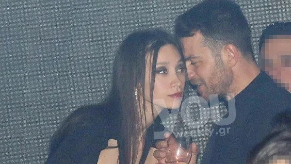 Με αποκαλυπτικό φόρεμα με άνοιγμα στο στήθος η Βαμβακούση - Της ψιθύριζε στο αυτί και της χαμογελούσε συνεχώς ο Ντάνος