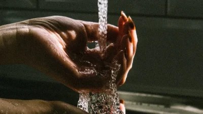 Εξαφάνισε τις έντονες μυρωδιές που δημιούργησαν τα έντερα στα χέρια σου - Το μυστικό με την μαγειρική σόδα