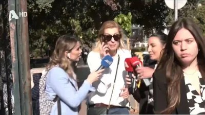 Ξεκινά η δίκη: Βιαστική με το τηλέφωνο στο χέρι η Ζέτα Δούκα - Μπήκε από την πίσω πόρτα ο Κιμούλης