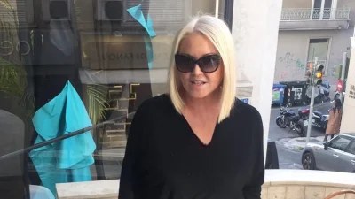 Με ίδιο βλέμμα, ίδια μαλλιά άλλα άλλο χρώμα - Η συγκλονιστική ομοιότητα της Ρούλας Κορομηλά με την αδερφή της