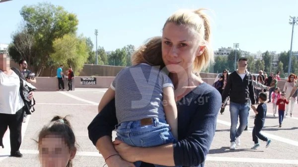 «Η μητέρα μου γιορτάζει και σήμερα γιατί δεν έχει φύγει ποτέ» - Σπαράζουν καρδιές με την φωτογραφία της Κατερίνας Καραβάτου για την γιορτή της μητέρας