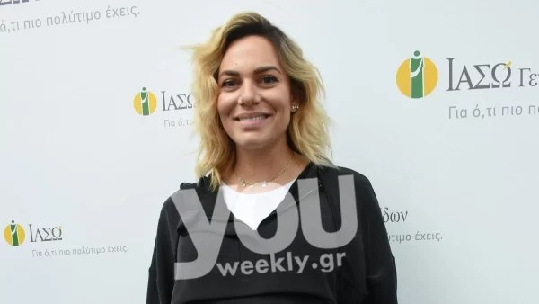 Χαμογελαστή μετά τη γέννηση της κόρης της έξω από το μαιευτήριο - Πήρε εξιτήριο η Ιωάννα Μαλέσκου