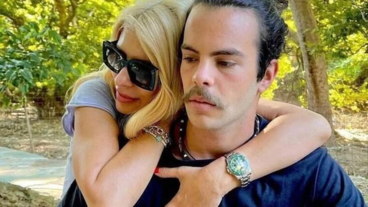 Χωμένος στην αγκαλιά της και εκείνη με την κοιλιά τούρλα - Η ανάρτηση του Άγγελου Λάτσιου για την Ελένη Μενεγάκη και την γιορτή της μητέρας