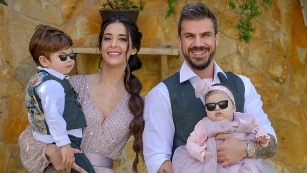 Την άλλαξαν δύο φόρες ρούχα - Εντυπωσιακές φωτογραφίες από τα βαφτίσια της κορούλας του Πετρετζίκη