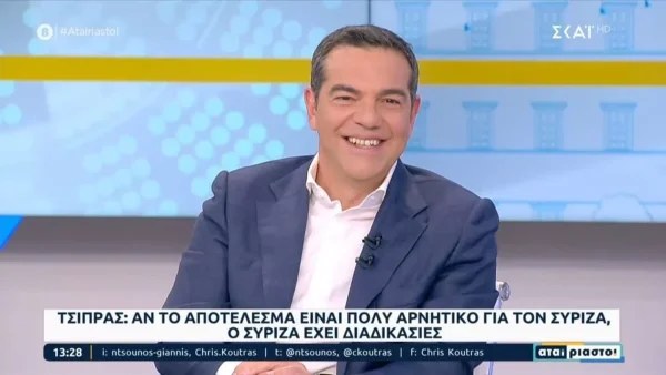 Γέλαγε αμήχανα - Το σχόλιο του Αλέξη Τσίπρα για την φωτογραφία του με τον Βασίλη Μπισμπίκη από το γήπεδο