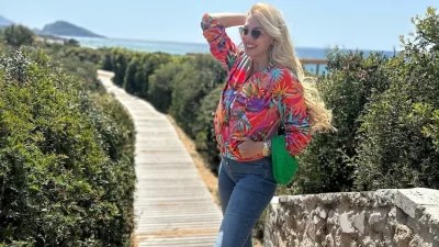 Με κατακόκκινο μπικίνι στην παραλία - Πανζουρλισμός στο instagram με την φωτογραφία της Κωνσταντίνας Σπυροπούλου