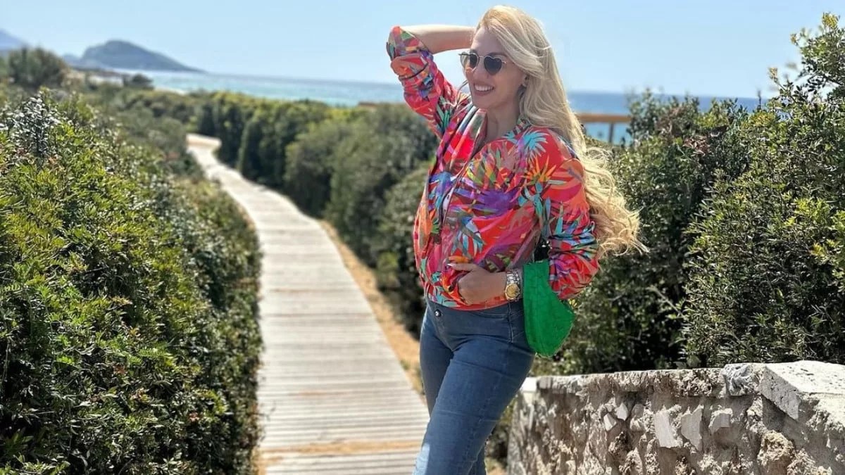 Με κατακόκκινο μπικίνι στην παραλία - Πανζουρλισμός στο instagram με την φωτογραφία της Κωνσταντίνας Σπυροπούλου