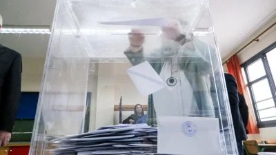 Εκλογές 2023: Με κομψά σακάκια, πουκάμισα και στυλάτες εμφανίσεις - Πήγαν στις κάλπες οι Έλληνες celebrtites