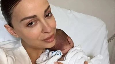 Γιορτή της μητέρας: Με ενωμένα τα χέρια - Η φωτογραφία της Ελένης Φουρέιρα αγκαλιά με τον γιο της