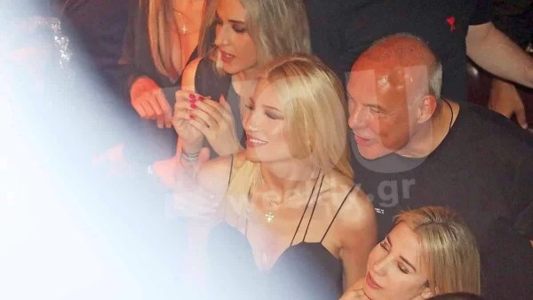Η Φαίη Σκορδά το έριξε έξω: Σπάνια βραδινή εμφάνιση - Χόρευε και τραγουδούσε ντυμένη αισθησιακά