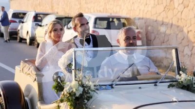 Είναι ζευγάρι και το επιβεβαίωσαν: Έκαναν την πρώτη τους επίσημη εμφάνιση στο γάμο του Πάνου Μουζουράκη και της Μαριλού Κόζαρη