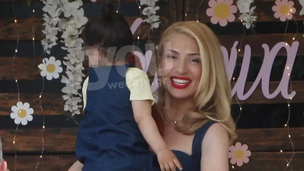 Μαρία Ηλιάκη: Δεν το είχε προσέξει κανείς - Το κρυφό μήνυμα πάνω στο φόρεμα της βάφτισης για την μοναχοκόρη της