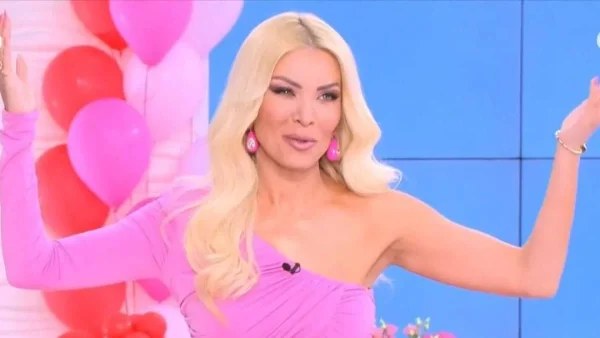 Με φούξια στενό φόρεμα και ψηλοτάκουνα - Η εντυπωσιακή εμφάνιση της Καινούργιου στο πλατό του Super Κατερίνα για τα γενέθλιά της
