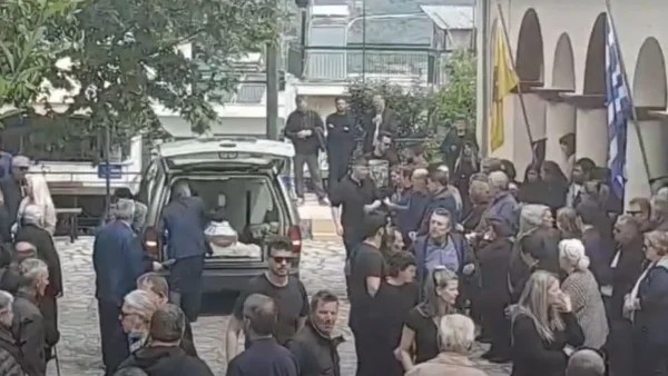 Τραγωδία Άρτα: Κατέρρευσε ο πατέρας όταν είδε το φέρετρο με το βρέφος - Σε τραγική κατάσταση η μητέρα