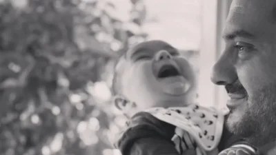 Παιχνίδια με τον γιο και τον σκύλο του - Η τρυφερή ανάρτηση του Λεωνίδα Κουτσόπουλου δίπλα στην πισίνα