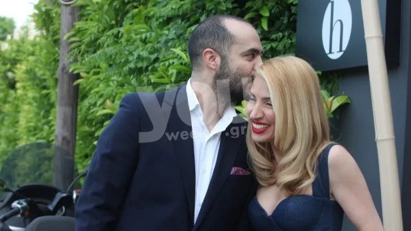 Με μίντι φόρεμα και κατακόκκινο κραγιόν η Μαρία Ηλιάκη - Φωτογραφίες από το τραπέζι μετά την βάφτιση της κόρης της με τον Στέλιο Μανουσάκη