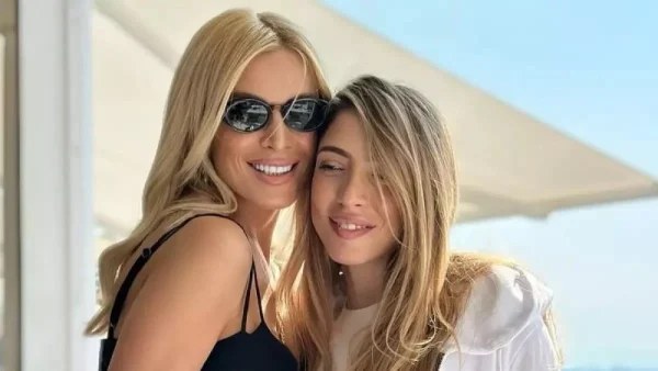Ετοιμάζεται να ντυθεί νυφούλα η Κοζάρη - Στο δωμάτιο του ξενοδοχείου με μουσική υπόκρουση Μουζουράκη