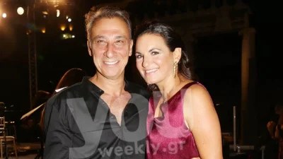 Την αγκάλιαζε τρυφερά και της ψιθύριζε στο αυτί - Αδημοσίευτη φωτογραφία από το γάμο της Κεφαλογιάννη & του Μάτσα στις Σπέτσες