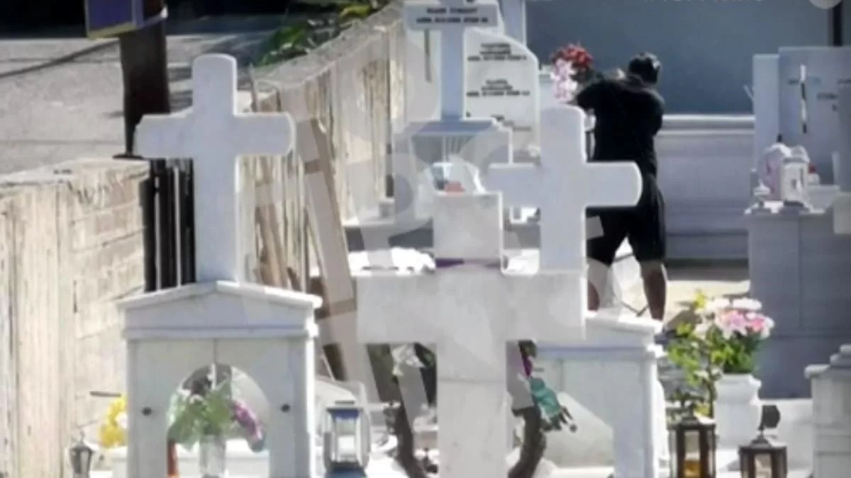 Τραγωδία Πάτρα: Επισκέφτηκε το μνήμα της Τζωρτζίνας ο πατέρας - Καρέ καρέ η στιγμή που πλένει τον τάφο του παιδιού του