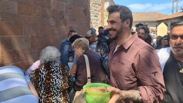 «Πνίγηκαν» τα σοκάκια της Λέσβου με την εμφάνιση του Άκη Πετρετζίκη - Σέρβιρε κισκέκ έξω από Ταξιάρχη
