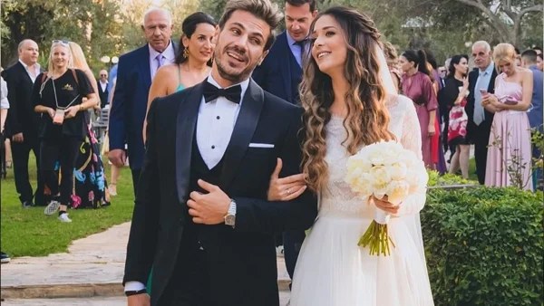 Στιγμές ευτυχίες για τον Άκη Πετρετζίκη και την Κωνσταντίνα Παπαμιχαήλ - Βάφτισαν την κόρη τους
