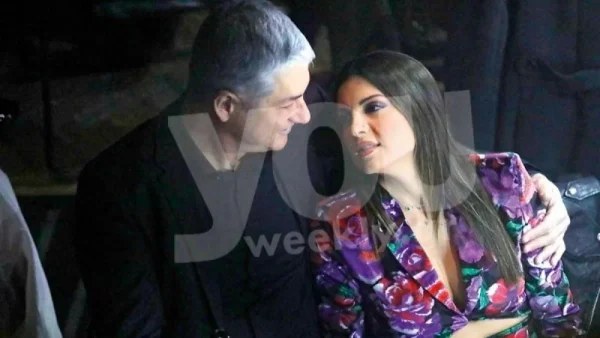 Με μακριά μωβ τουαλέτα και χαμηλό κότσο στα μαλλιά - Η εντυπωσιακή εμφάνιση της Σταματίνας Τσιμτσιλή δίπλα στον Θέμη Σοφό