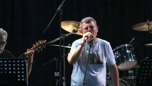 Τέμπη: Ανατριχίλα! Κοιτούσε τον ουρανό και έκανε καρδιές με τα χέρια του - Συγκίνηση με τον μπαμπά της 20χρονης Φραντσέσκας