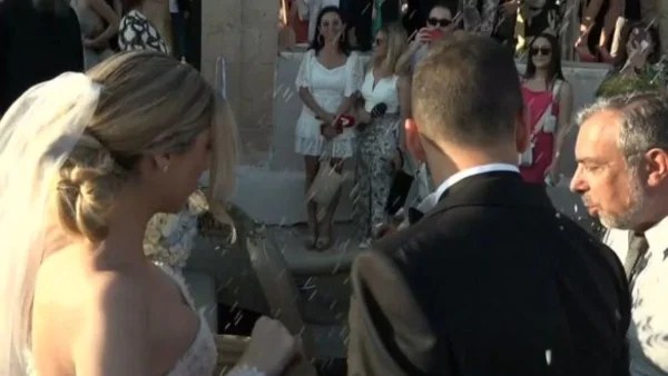 «Ο διαπληκτισμός, ναι, υπήρχε, όχι όμως μεταξύ...» - Στη φόρα η αλήθεια για τον τραμπουκισμό δημοσιογράφου στον γάμο Μουζουράκη & Κόζαρη