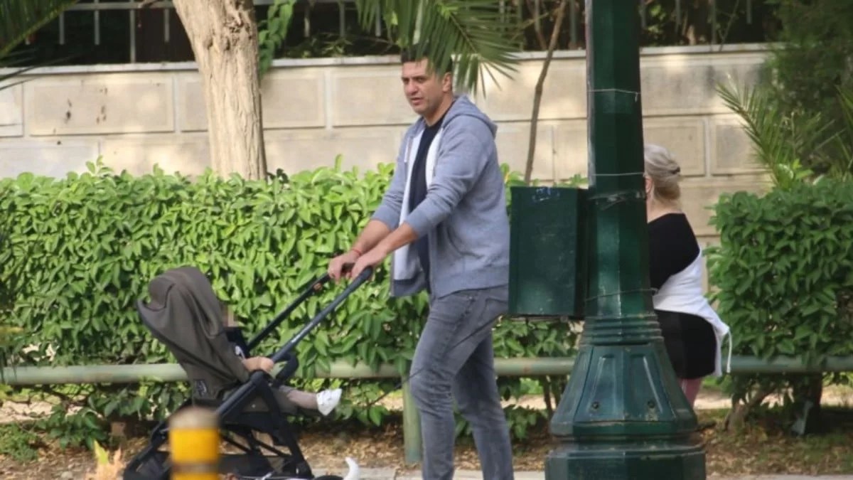 Ψήφισε αγκαλιά με τον γιο του - Η τρυφερή ανάρτηση του Βασίλη Κικίλια εν όψει εκλογών